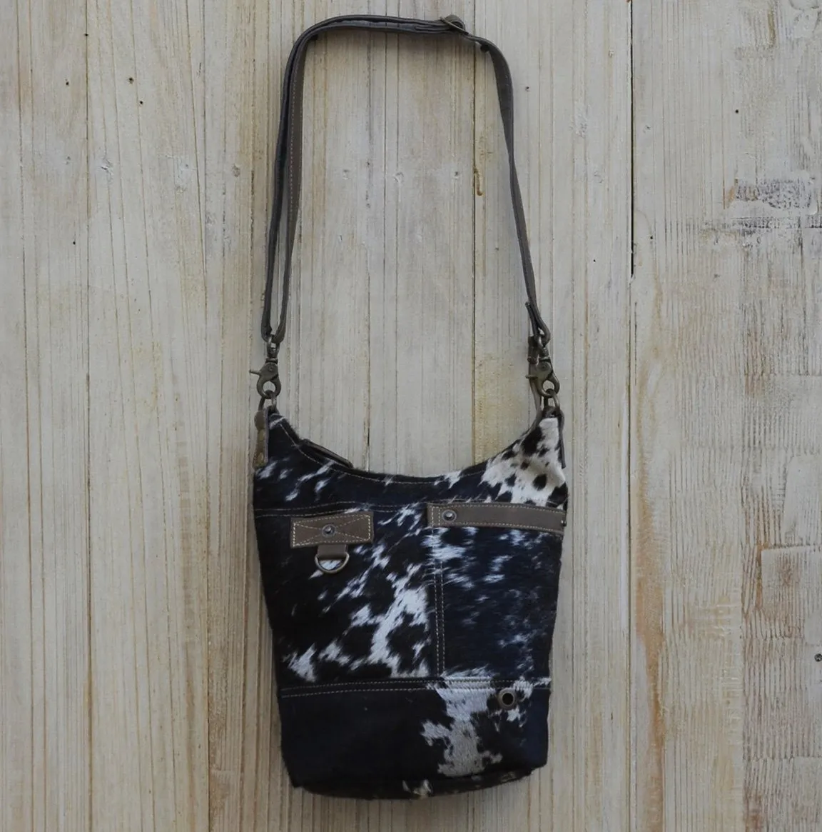 OVAL COWHIDE TOTE BAG